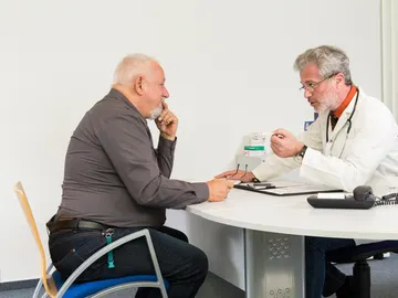 Hombre mayor consultando al médico Hombre mayor consultando al médico
