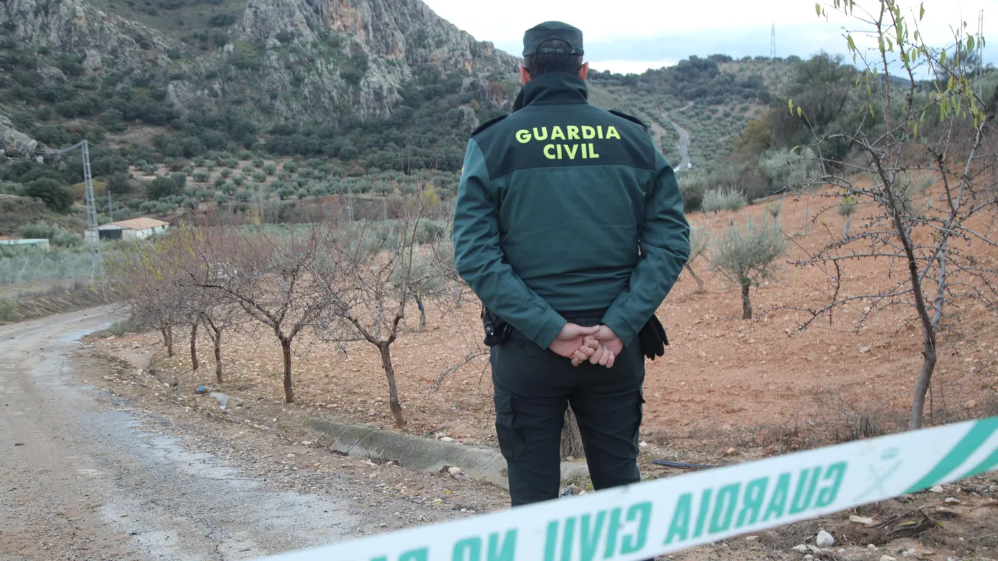 Imagen de este domingo, 28 de diciembre, de las labores de búsqueda del joven motorista que fue arrastrado por el agua en el arroyo de la Cañada, en el término municipal de Íllora, cuando pretendía cruzarlo. Imagen de este domingo, 28 de diciembre, de las labores de búsqueda del joven motorista que fue arrastrado por el agua en el arroyo de la Cañada, en el término municipal de Íllora, cuando pretendía cruzarlo.