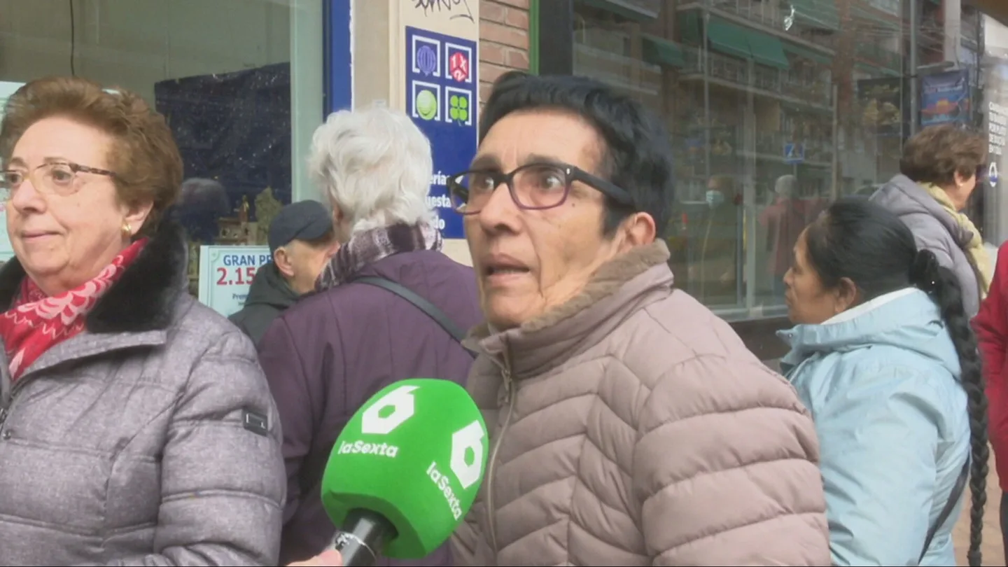 Imagen de una persona en la puerta de un establecimiento de lotería que atiende a MVT Imagen de una persona en la puerta de un establecimiento de lotería que atiende a MVT