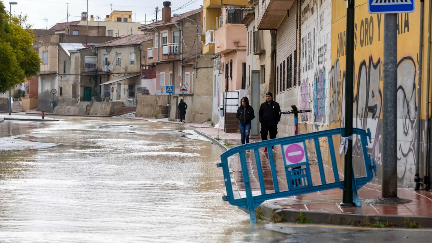 Rambla del Carmen inundada este lunes en la pedanía de Cabezo de Torres (Murcia) tras las intensas lluvias caídas. Rambla del Carmen inundada este lunes en la pedanía de Cabezo de Torres (Murcia) tras las intensas lluvias caídas.