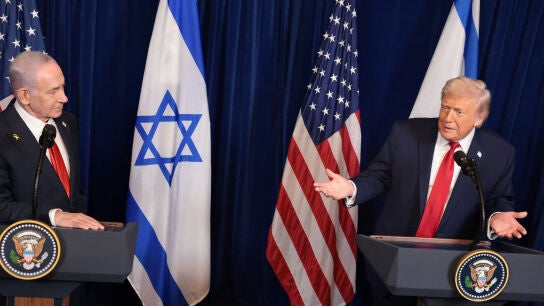 Trump y Netanyahu ofrecen una rueda de prensa despu&eacute;s de reunirse en el club Mar-a-Lago