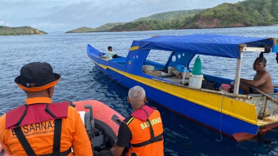 Un barco de rescate durante el operativo de b&uacute;squeda este martes, en Labuan Bajo (Indonesia), de los desaparecidos en el naufragio de la embarcaci&oacute;n de uso tur&iacute;stico KM Putri Sakinah. 