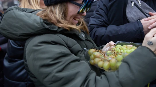 Una mujer prepara sus 12 uvas de la suerte en la Puerta del Sol de Madrid. Una mujer prepara sus 12 uvas de la suerte en la Puerta del Sol de Madrid.