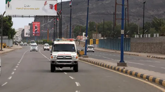 Ambulancia de Arabia Saudí circulando por una carretera Ambulancia de Arabia Saudí circulando por una carretera