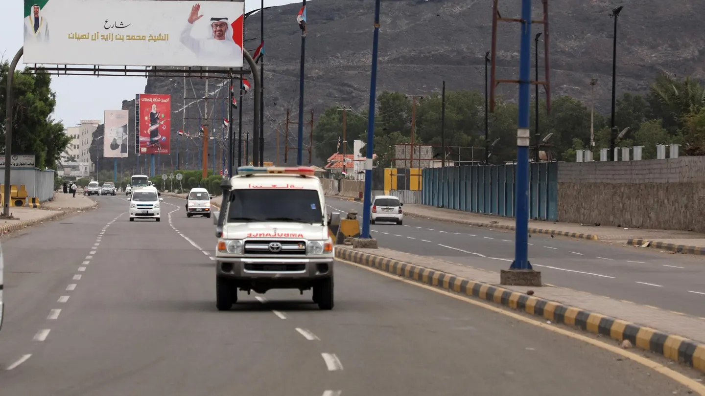 Ambulancia de Arabia Saudí circulando por una carretera Ambulancia de Arabia Saudí circulando por una carretera