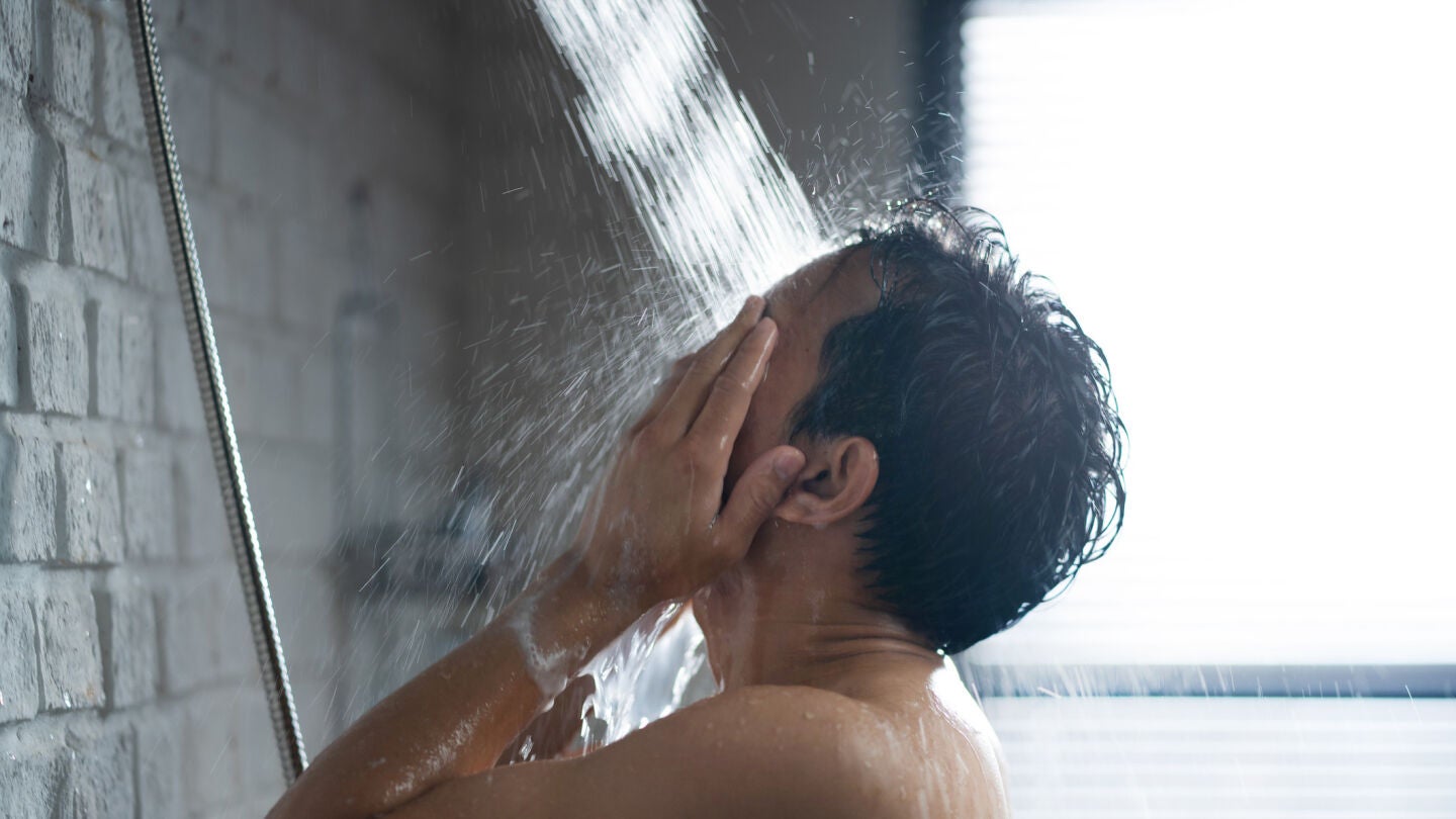 Hombre en la ducha