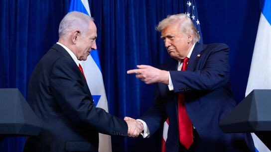 Benjamin Netanyahu y Donald Trump se dan la mano tras su reuni&oacute;n