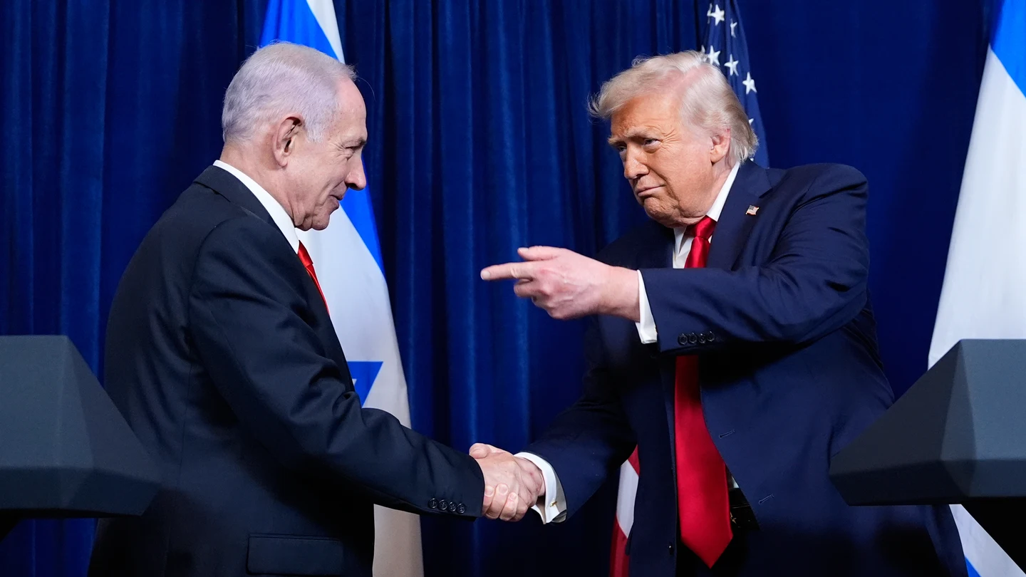 Benjamin Netanyahu y Donald Trump se dan la mano tras su reunión Benjamin Netanyahu y Donald Trump se dan la mano tras su reunión