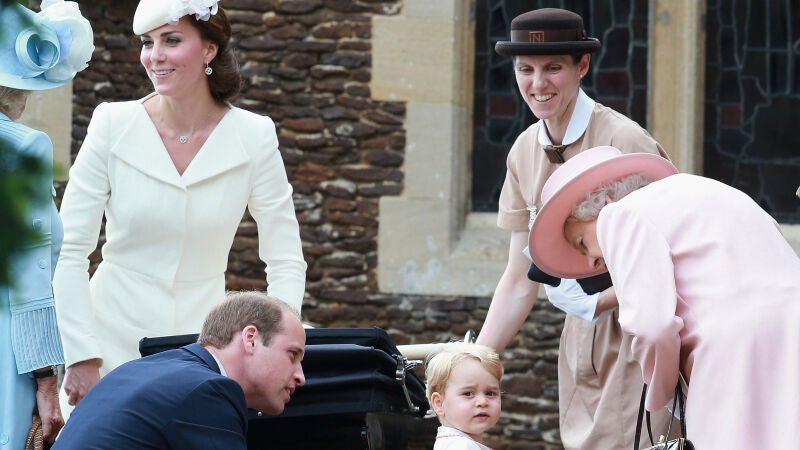 Mar&iacute;a Teresa Turri&oacute;n junto al rey Carlos III, los pr&iacute;ncipes de Gales y la reina Isabel II, el 5 de julio de 2015, en el bautizo de la princesa Carlota.