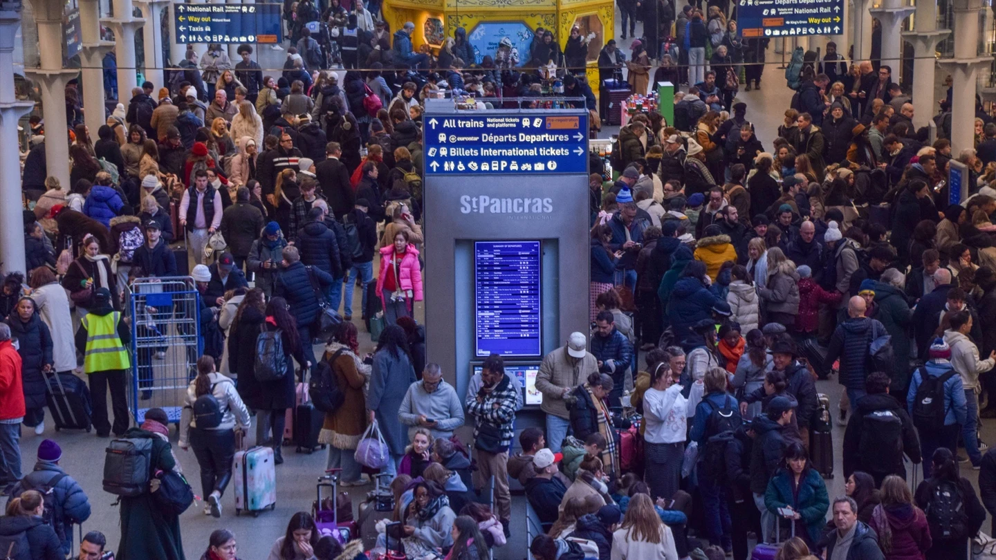 Multitud de pasajeros se agolpan en la terminal de Eurostar de la estación St Pancras de Londres por la cancelación de varios de sus trenes. Multitud de pasajeros se agolpan en la terminal de Eurostar de la estación St Pancras de Londres por la cancelación de varios de sus trenes.