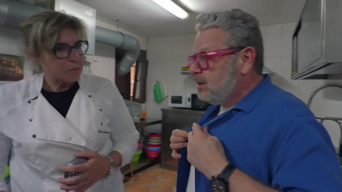 Chicote interrumpe en la cocina de La Venta de los Montes para avisar del mal estado de su comida: "Hay fermentación láctica a cascoporro" Chicote interrumpe en la cocina de La Venta de los Montes para avisar del mal estado de su comida: "Hay fermentación láctica a cascoporro"