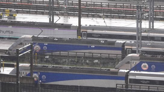 Dos trenes parados en la terminal Le Shuttle Folkestone de Kent (Reino Unido) este martes 30 de diciembre de 2025.