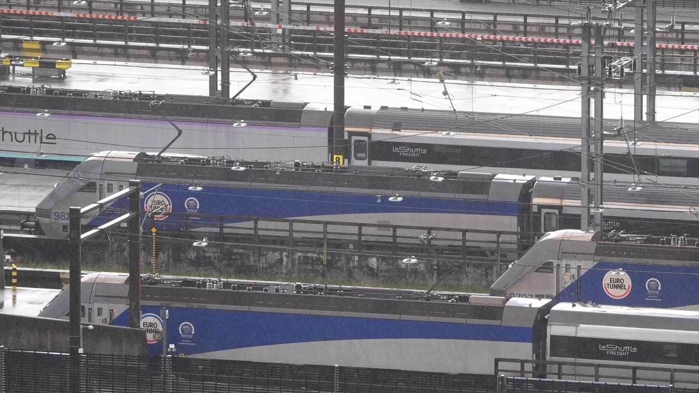 Dos trenes parados en la terminal Le Shuttle Folkestone de Kent (Reino Unido) este martes 30 de diciembre de 2025. Dos trenes parados en la terminal Le Shuttle Folkestone de Kent (Reino Unido) este martes 30 de diciembre de 2025.