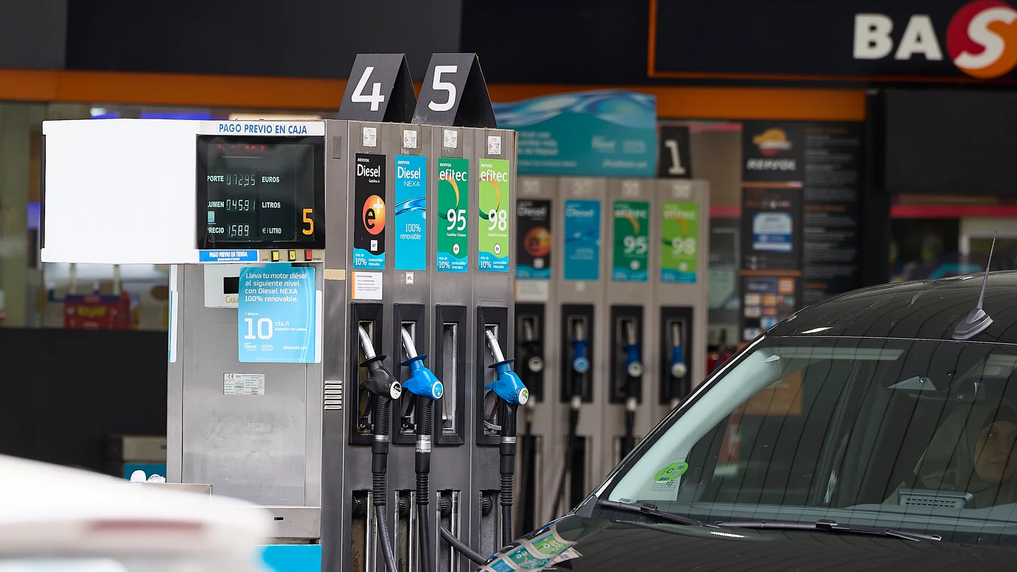 Surtidores de una gasolinera Repsol en una imagen de archivo Surtidores de una gasolinera Repsol en una imagen de archivo