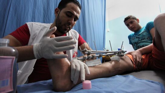 Sanitario de M&eacute;dicos Sin Fronteras atiende a un paciente en Gaza