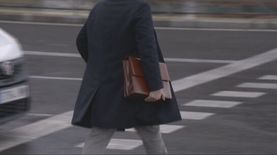 Imagen de una persona yendo a trabajar