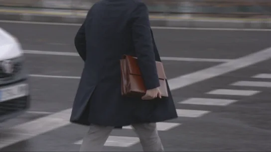 Imagen de una persona yendo a trabajar Imagen de una persona yendo a trabajar