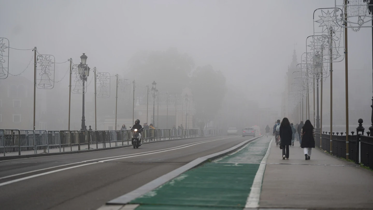 Imagen de un puente de Sevilla completamente cubierto por la niebla Imagen de un puente de Sevilla completamente cubierto por la niebla