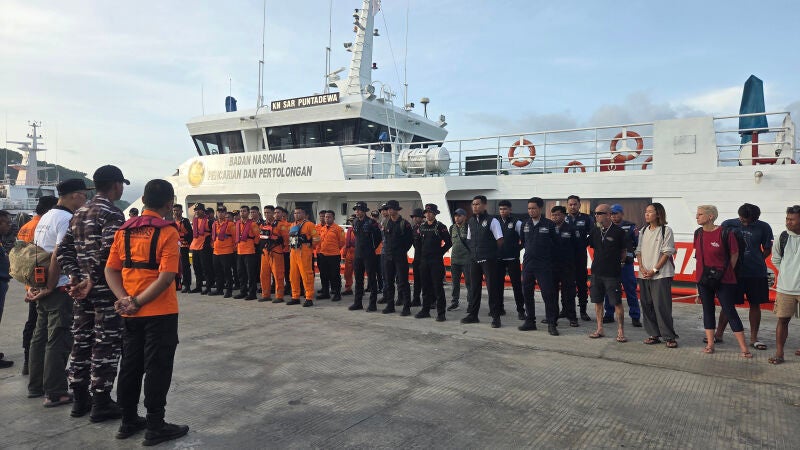 Integrantes de equipos de b&uacute;squeda de Indonesia forman durante un operativo este mi&eacute;rcoles, en Labuan Bajo