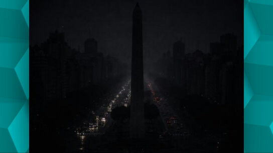 Imagen del Obeslisco de Buenos Aires completamente a oscuras
