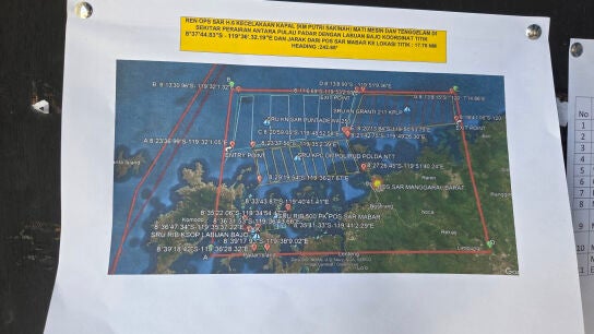 Fotografía que muestra un plano de la zona de búsqueda de los tres españoles desaparecidos en aguas del este de Indonesia