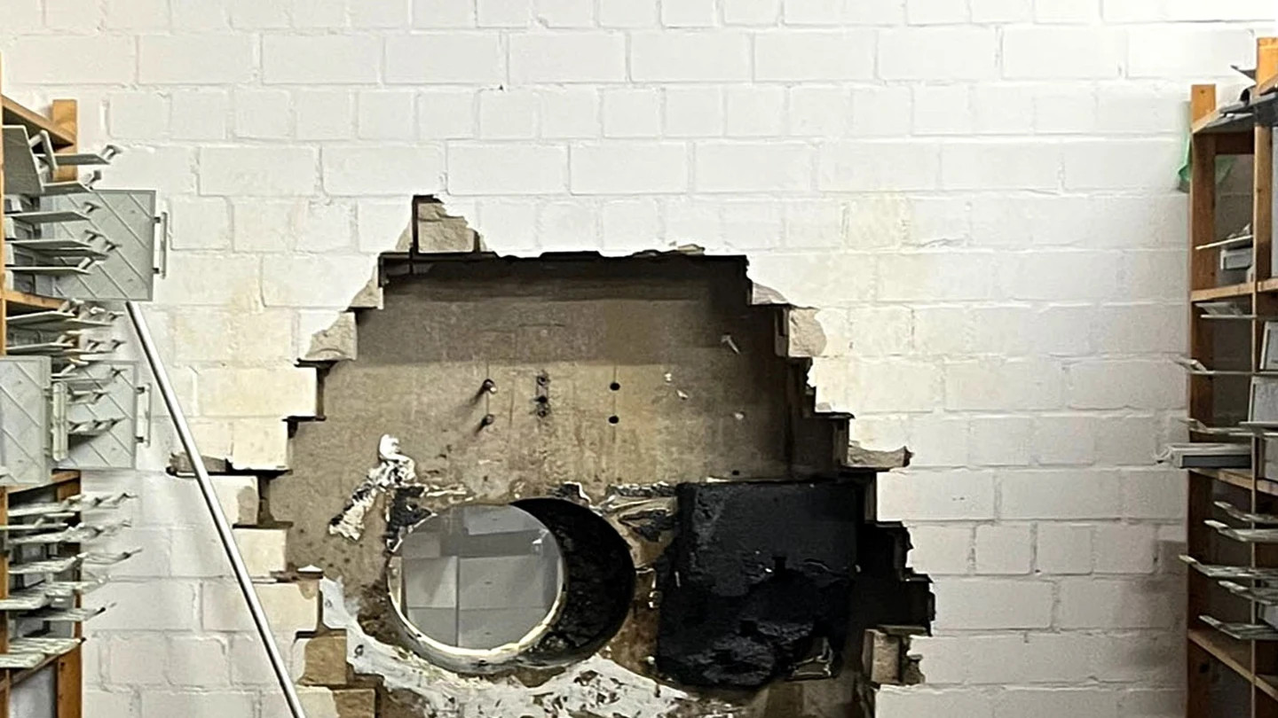 Los ladrones accediendo a la bóveda de la sucursal a través de un aparcamiento y perforando con un gran taladro la pared de la cámara Los ladrones accediendo a la bóveda de la sucursal a través de un aparcamiento y perforando con un gran taladro la pared de la cámara.