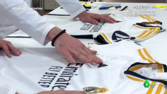 Un laboratorio textil compara camisetas y concluye: "No está justificado esta diferencia de precio" Equipo de Investigación es testigo del análisis de un laboratorio textil a una camiseta de fútbol oficial y una falsificación. Tras someter a ambas a 10 lavados, muestran sus conclusiones en este vídeo.