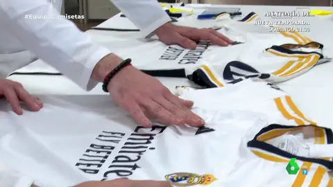 Un laboratorio textil compara camisetas y concluye: "No está justificado esta diferencia de precio" Equipo de Investigación es testigo del análisis de un laboratorio textil a una camiseta de fútbol oficial y una falsificación. Tras someter a ambas a 10 lavados, muestran sus conclusiones en este vídeo.
