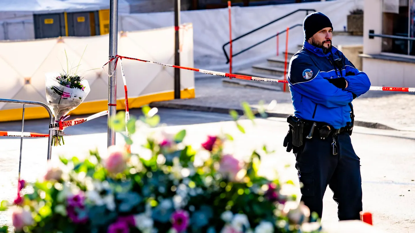 Un policía monta guardia junto a flores depositadas cerca del lugar del incendio declarado en Crans-Montana (Suiza) Un policía monta guardia junto a flores depositadas cerca del lugar del incendio declarado en Crans-Montana (Suiza)
