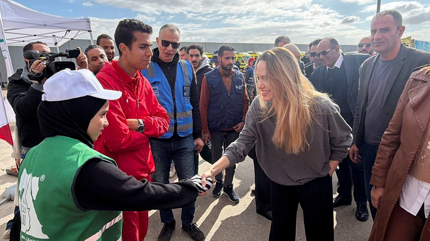 La actriz Angelina Jolie visita el cruce fronterizo de Rafah, entre Egipto y la Franja de Gaza La actriz Angelina Jolie visita el cruce fronterizo de Rafah, entre Egipto y la Franja de Gaza