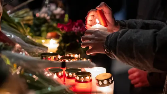 Misa por los fallecidos en un incendio en un bar de Suiza por Año Nuevo Misa por los fallecidos en un incendio en un bar de Suiza por Año Nuevo