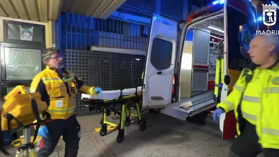 Personal de SAMUR-PC de Madrid desplazado a Villaverde para atender a una víctima herida por apuñalamiento. Personal de SAMUR-PC de Madrid desplazado a Villaverde para atender a una víctima herida por apuñalamiento.