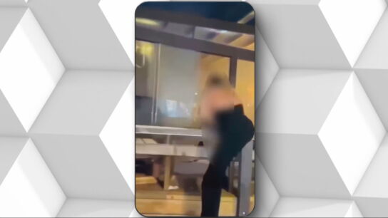 Una chica sale corriendo del local Le Constellation en la estaci&oacute;n de esqu&iacute; de Crans Montana (Suiza) donde se produjo un incendio