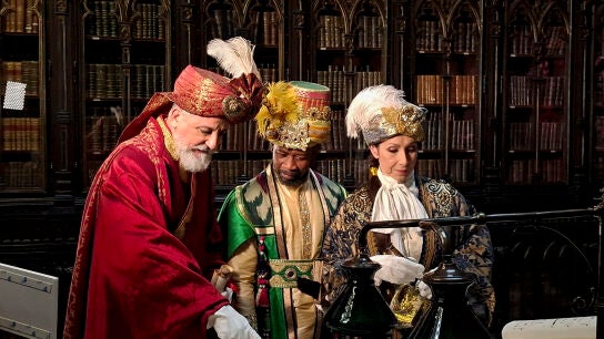 Tres emisarios de los Reyes Magos debaten el día y el recorrido de la cabalgata de Madrid.