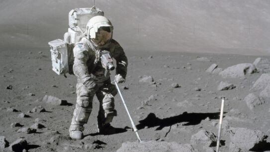 Harrison Schmitt, recoge muestras lunares con una cuchara de muestreodurante la misi&oacute;n a la Luna de 1972