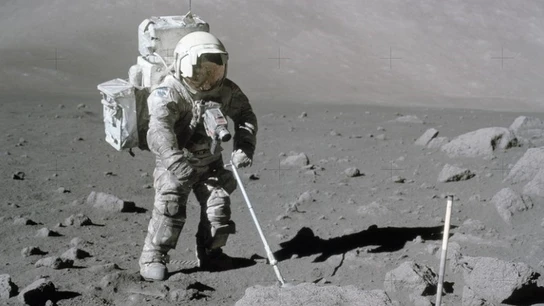 Harrison Schmitt, recoge muestras lunares con una cuchara de muestreodurante la misión a la Luna de 1972 Harrison Schmitt, recoge muestras lunares con una cuchara de muestreodurante la misión a la Luna de 1972