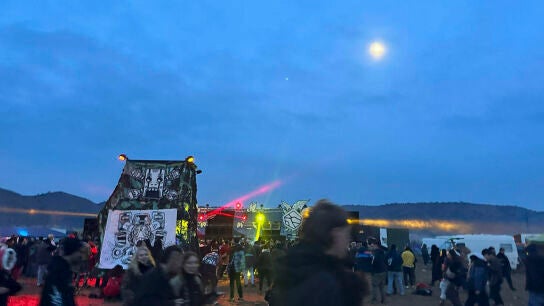 M&aacute;s de mil veh&iacute;culos se han congregado en el pantano del Cenajo, en el t&eacute;rmino municipal de Hell&iacute;n (Albacete), para celebrar una fiesta rave con motivo del a&ntilde;o nuevo, que durante la noche ha transcurrido con normalidad y sin incidentes. 