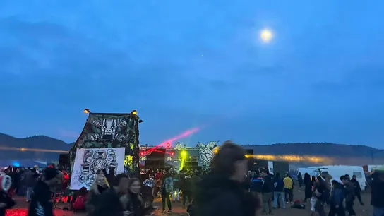 Más de mil vehículos se han congregado en el pantano del Cenajo, en el término municipal de Hellín (Albacete), para celebrar una fiesta rave con motivo del año nuevo, que durante la noche ha transcurrido con normalidad y sin incidentes. Más de mil vehículos se han congregado en el pantano del Cenajo, en el término municipal de Hellín (Albacete), para celebrar una fiesta rave con motivo del año nuevo, que durante la noche ha transcurrido con normalidad y sin incidentes.