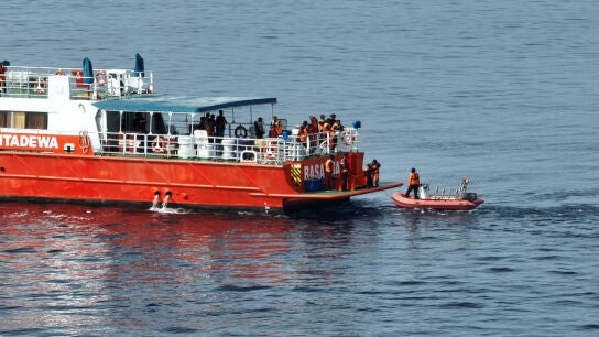 Una embarcaci&oacute;n durante la octava jornada de b&uacute;squeda de los espa&ntilde;oles desaparecidos en el naufragio de un barco tur&iacute;stico.