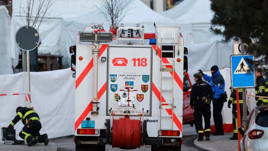 Efectivos de Emergencias frente al bar incendiado en la estaci&oacute;n de esqu&iacute; de Crans Montana, Suiza. 