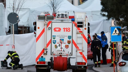 Efectivos de Emergencias frente al bar incendiado en la estación de esquí de Crans Montana, Suiza. Efectivos de Emergencias frente al bar incendiado en la estación de esquí de Crans Montana, Suiza.