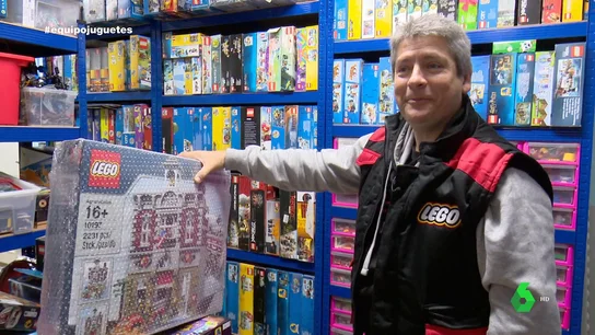 "Es mi plan de jubilación": un coleccionista de Lego muestra a Equipo de Investigación su pieza más valiosa Equipo de Investigación descubre en este vídeo la exclusiva colección de Legos de un hostelero. 2.000 kilos de piezas y un valor que él mismo cifra entre los 40.000 y los 45.000 euros.