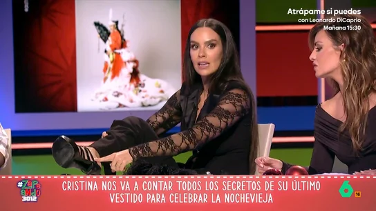 Cristina Pedroche enseña de cerca sus tacones de las Campanadas: "Tienen forma de pie" Cristina Pedroche desvela en Zapeando más detalles sobre su comentado look para las Campanadas y en este vídeo muestra de cerca sus zapatos, unos tacones "anatómicos" fabricados en Zaragoza.