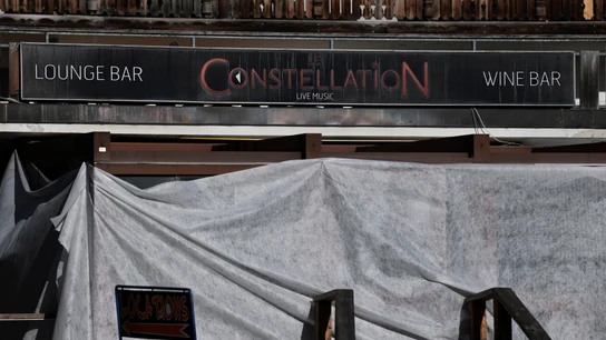 Un cartel del bar 'Le Constellation' tras el incendio y la explosión durante una fiesta de Nochevieja Un cartel del bar 'Le Constellation' tras el incendio y la explosión durante una fiesta de Nochevieja