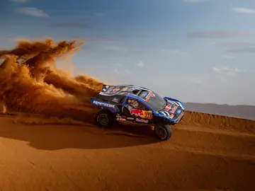 Guerra total en el desierto: Sainz, Loeb y Al-Attiyah se juegan la gloria en el Dakar 2026 con tres máquinas que desafían las leyes de la física Guerra total en el desierto: Sainz, Loeb y Al-Attiyah se juegan la gloria en el Dakar 2026 con tres máquinas que desafían las leyes de la física