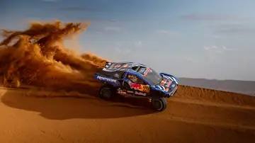 Guerra total en el desierto: Sainz, Loeb y Al-Attiyah se juegan la gloria en el Dakar 2026 con tres máquinas que desafían las leyes de la física Guerra total en el desierto: Sainz, Loeb y Al-Attiyah se juegan la gloria en el Dakar 2026 con tres máquinas que desafían las leyes de la física