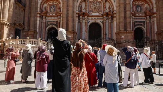 Imagen de archivo de un grupo de turistas extranjeros en su visita a la catedral de Málaga Imagen de archivo de un grupo de turistas extranjeros en su visita a la catedral de Málaga