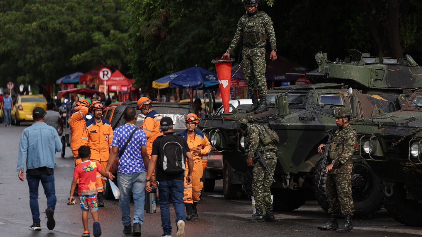 Soldados colombianos junto a vehículos militares en la frontera entre Venezuela y Colombia.