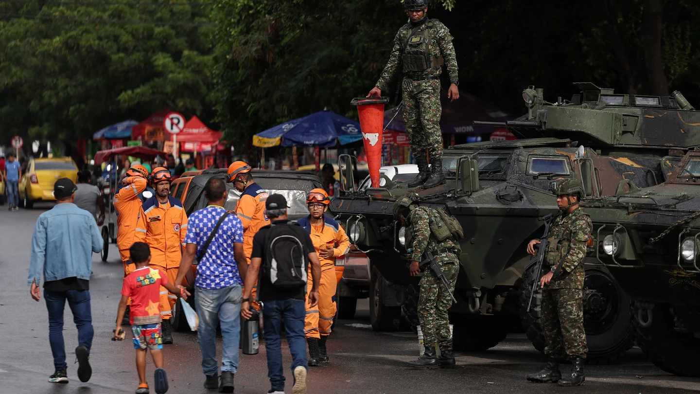 Soldados colombianos junto a vehículos militares en la frontera entre Venezuela y Colombia. Soldados colombianos junto a vehículos militares en la frontera entre Venezuela y Colombia.