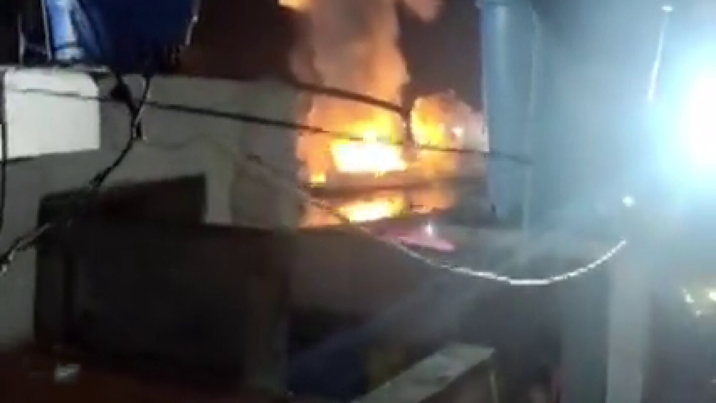 Vecinos venezolanos reaccionan a los bombardeos estadounidenses en Venezuela.